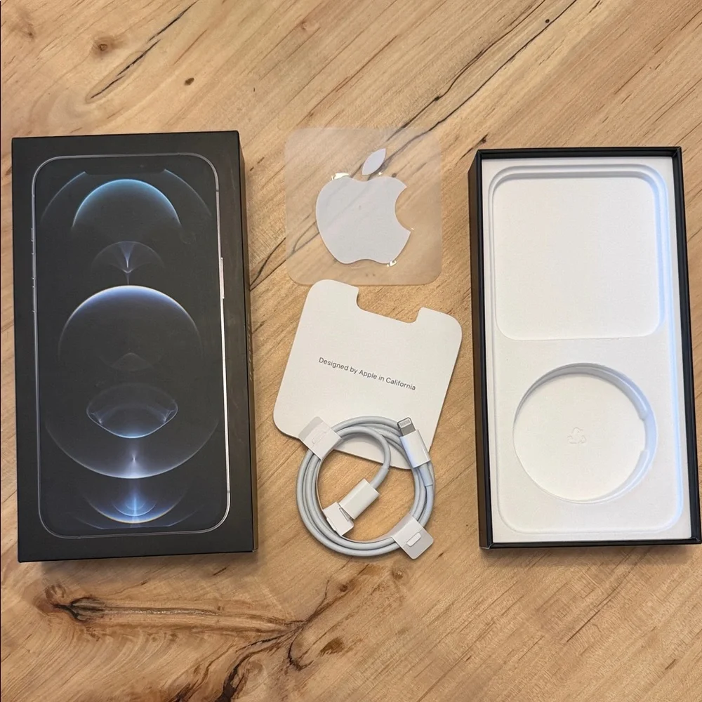 Apple Lightning to USB-C Cable in White with Packaging Inserts
